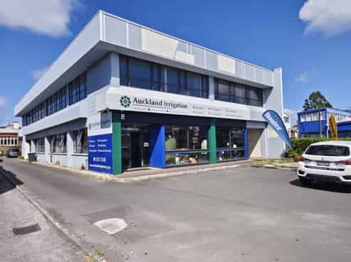 High-Profile Greenlane Showroom Opportunity