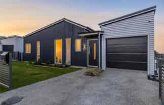32 Hokioi Drive, Porirua