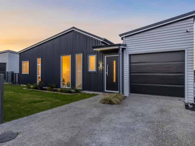 32 Hokioi Drive, Porirua