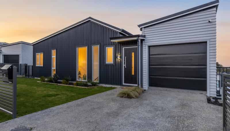 32 Hokioi Drive, Porirua