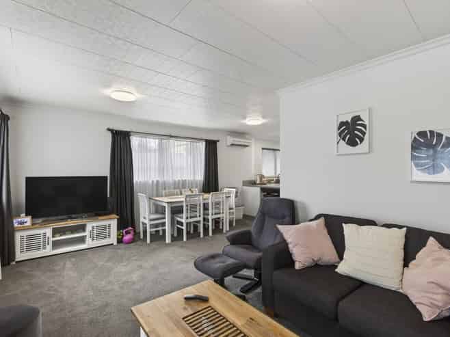 1/6 Hoyle Place, Westown