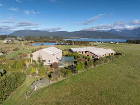 73 Holmwood Road, Manapouri