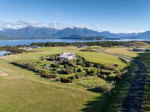 73 Holmwood Road, Manapouri