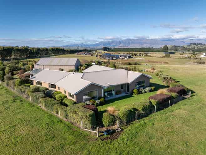 73 Holmwood Road, Manapouri
