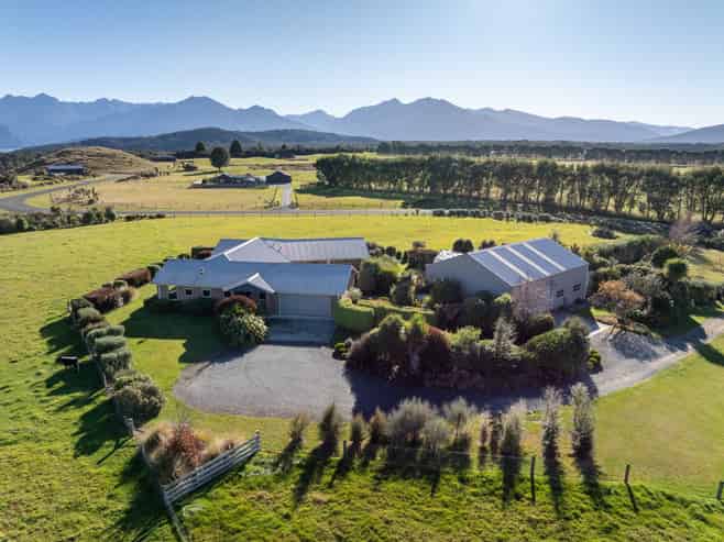 73 Holmwood Road, Manapouri