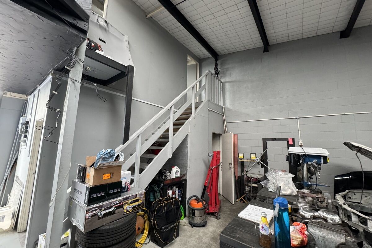 Hardworking Industrial Unit - Görünüm 3
