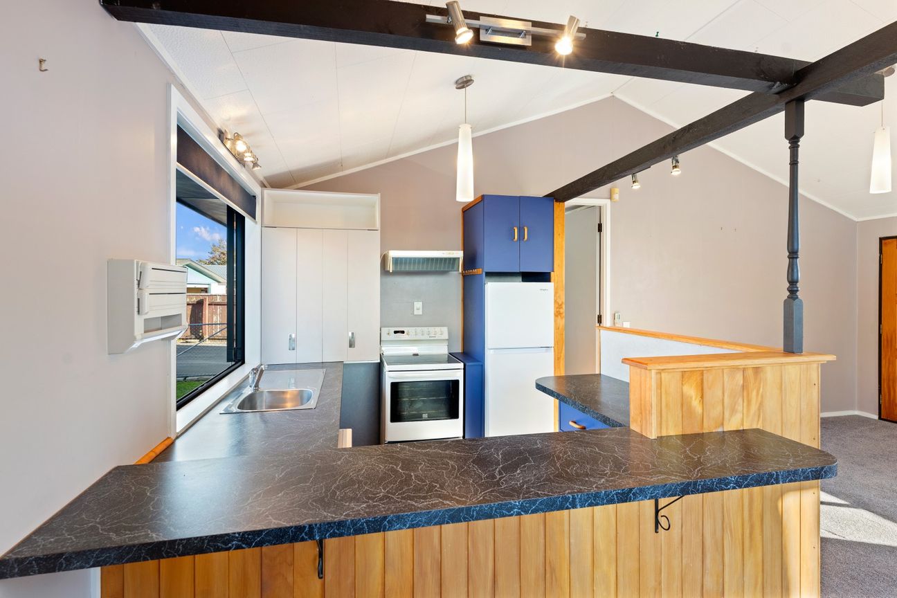 Comfortable Living with Great Garaging - Više