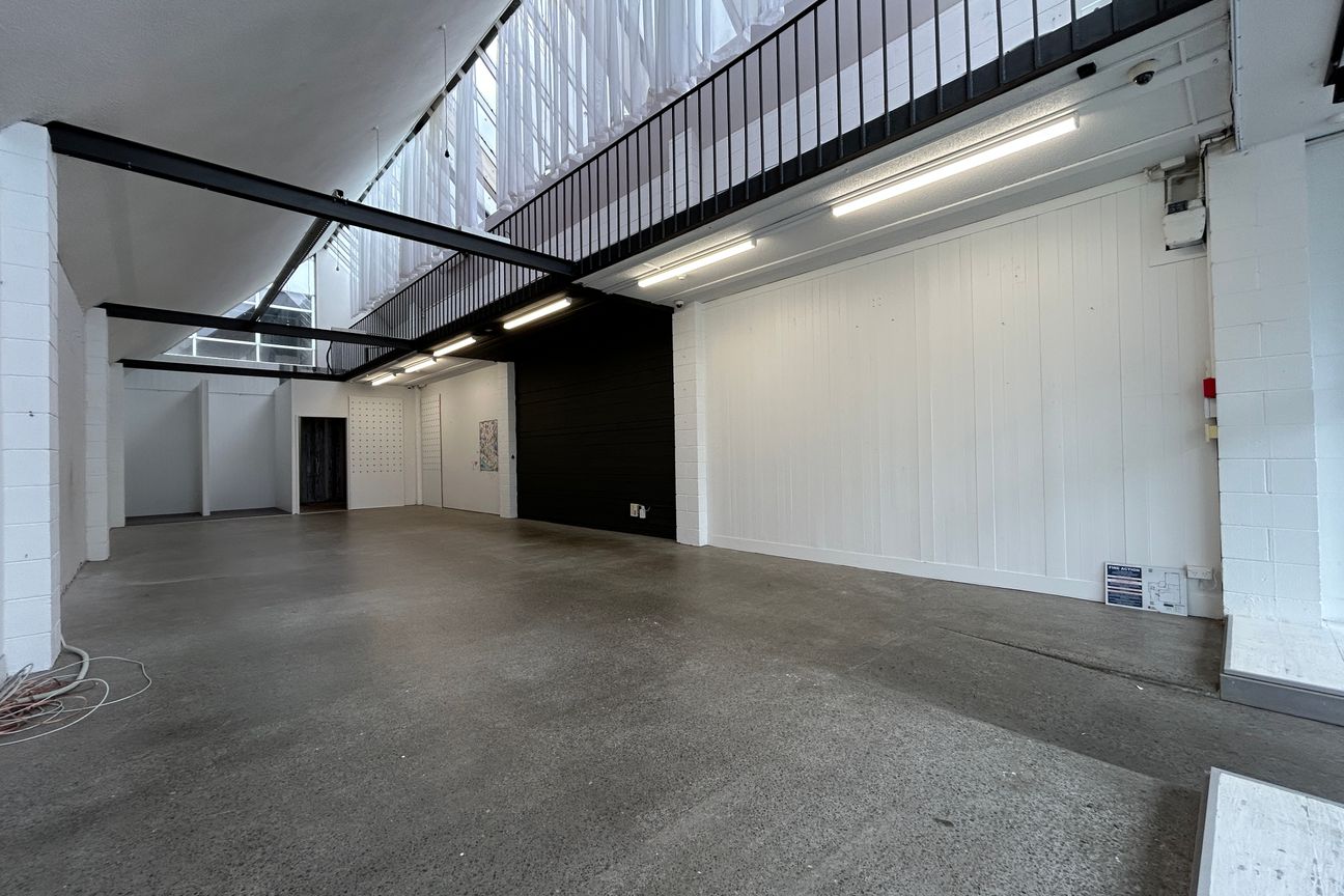 Stylish Retail with Architectural Flair – další