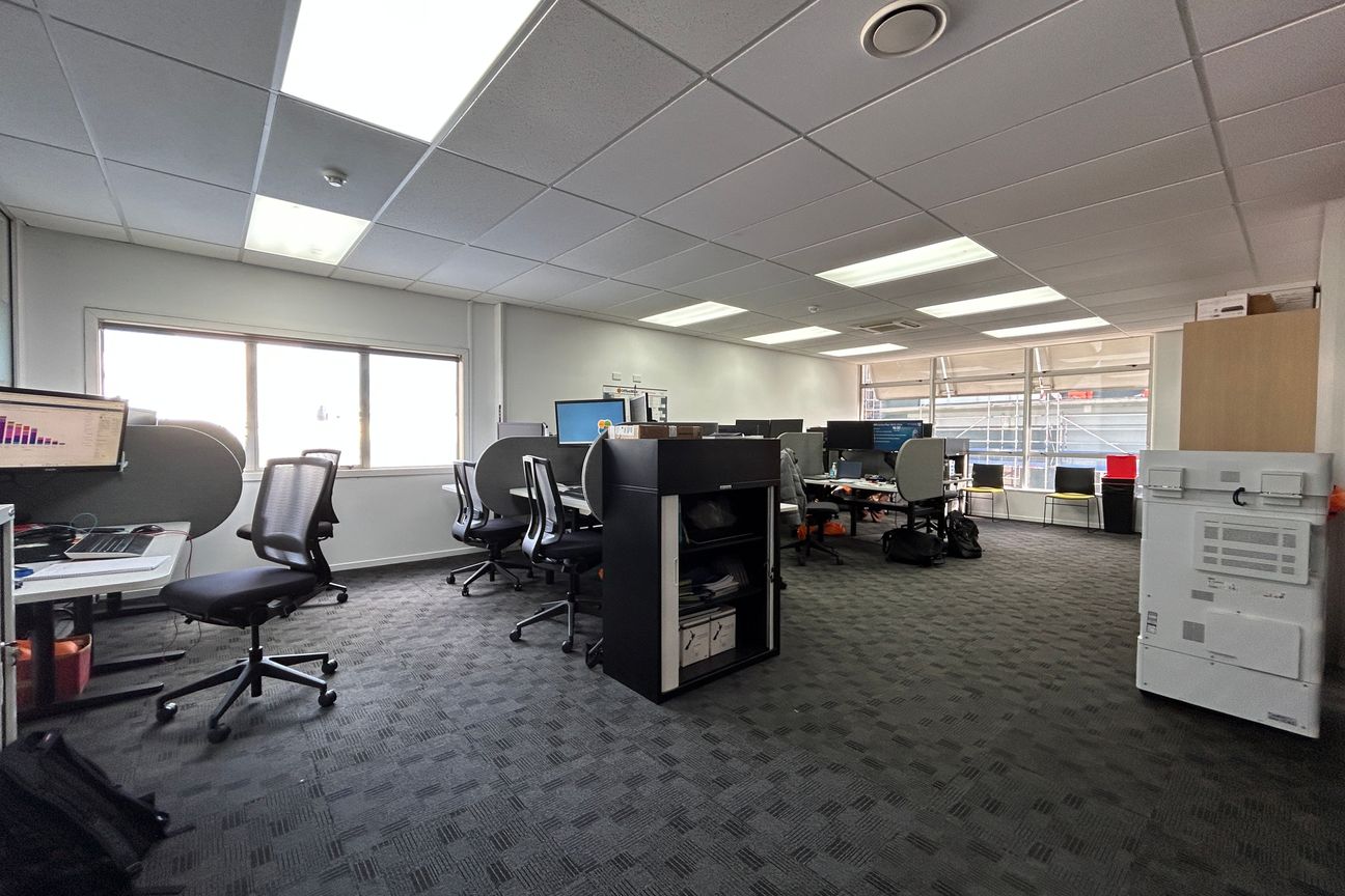 Top Floor with Modern Fit Out - Mehr