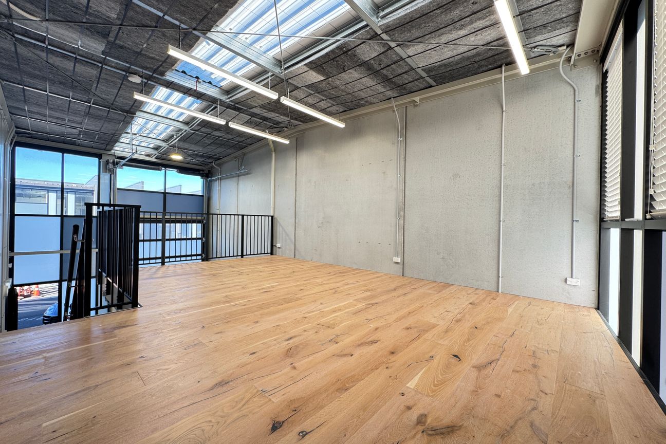 Modern Industrial Workshop In Central MtWellington - Widok 3