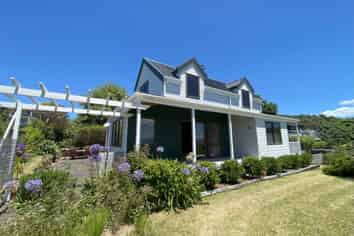 48 Pacific Parade, Army Bay
