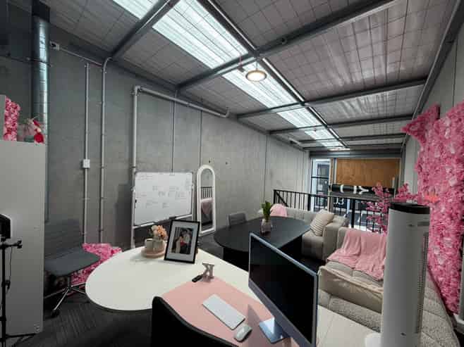 Compact warehouse. Smart location.