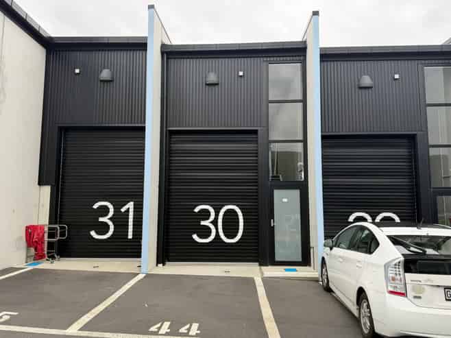 Compact warehouse. Smart location.