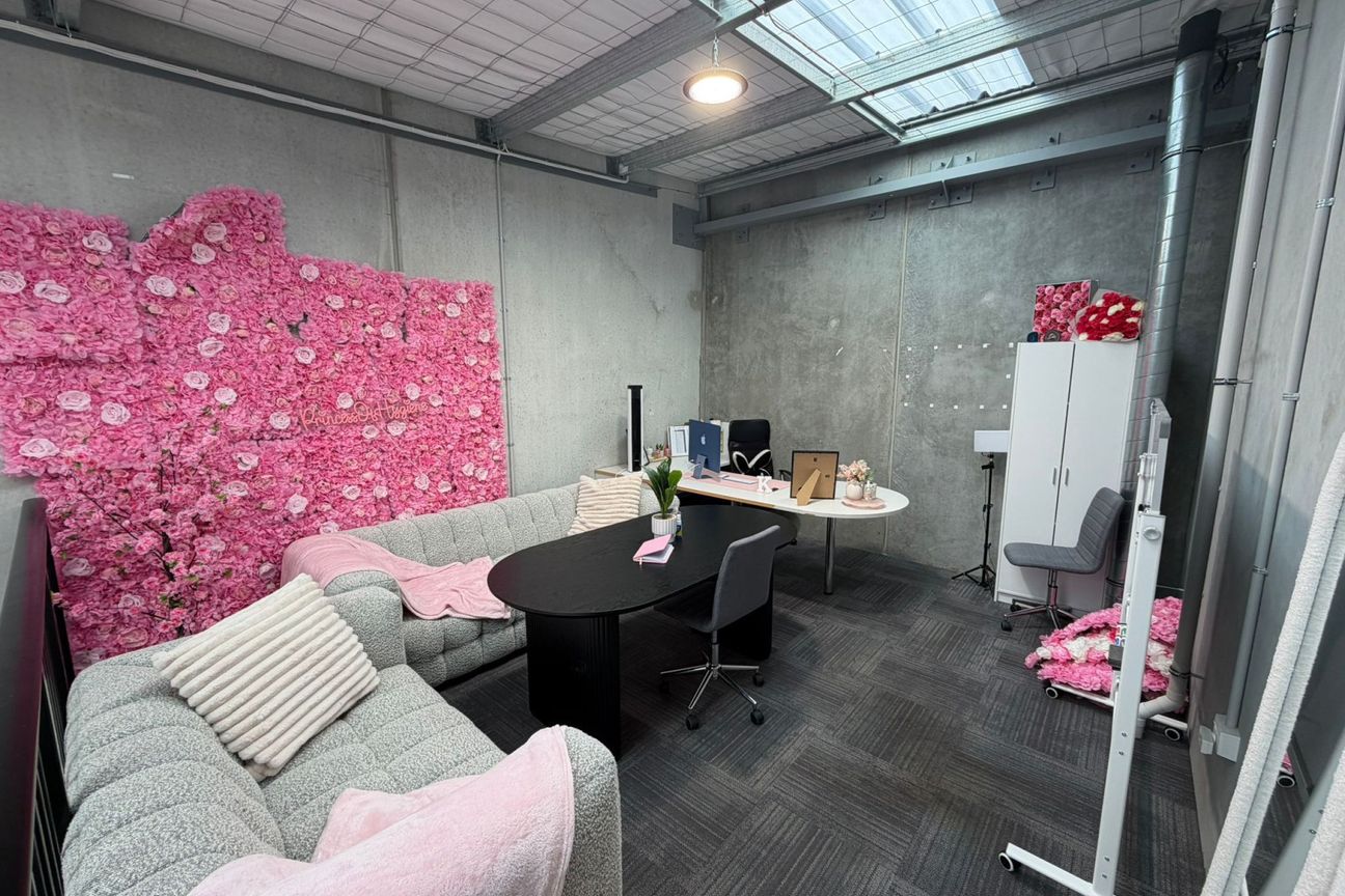 Compact warehouse. Smart location. - Mehr