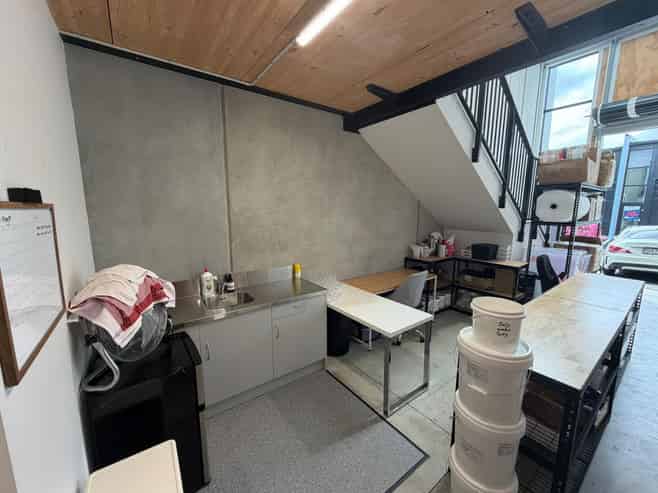 Compact warehouse. Smart location.
