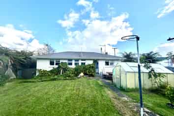 305 Clayton Road, Pukehangi