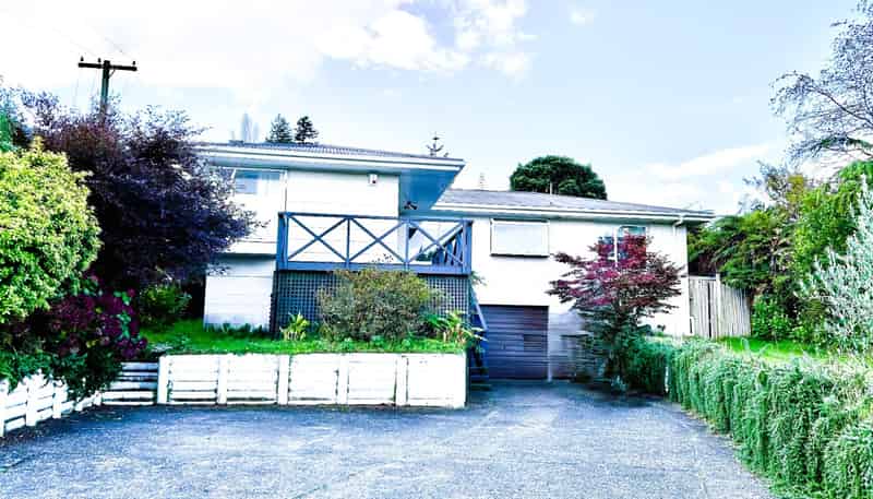 305 Clayton Road, Pukehangi