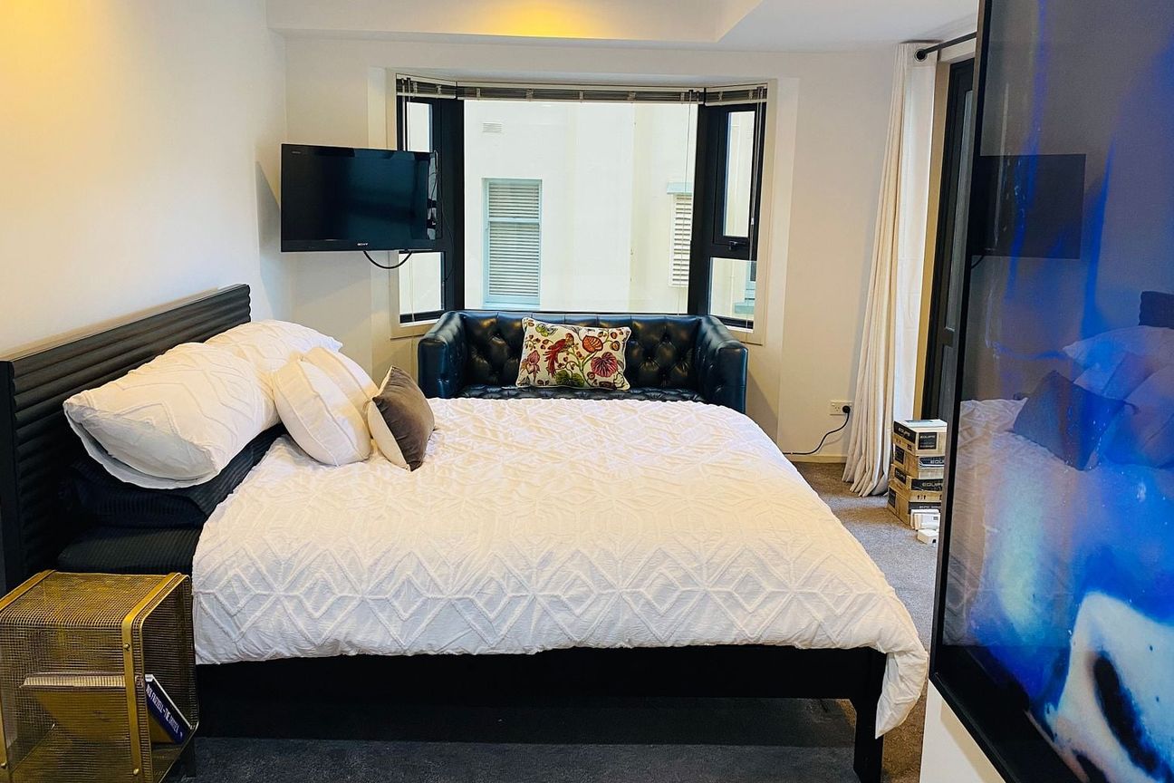 Chic Central Apt with Artful Touch incl Internet - Vista 3