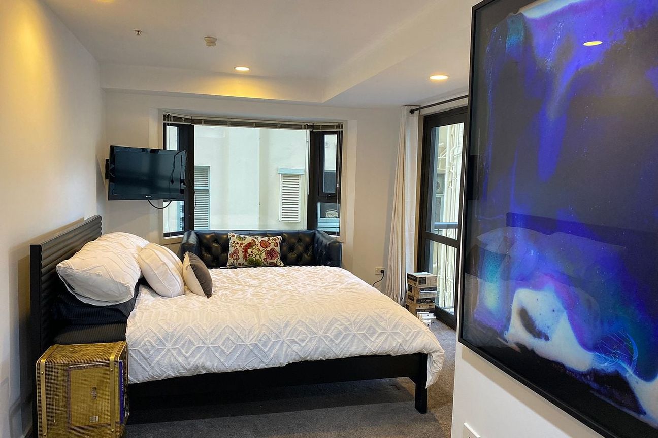 Chic Central Apt with Artful Touch incl Internet - Vista 2