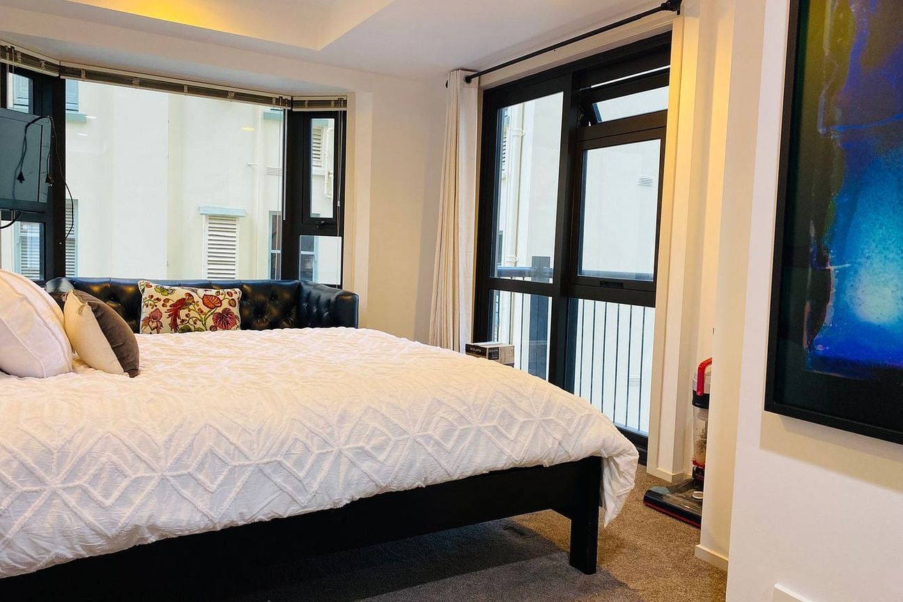 Chic Central Apt with Artful Touch incl Internet - Vista 4