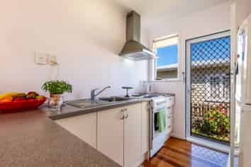 2/11 Preston Avenue, Mount Albert