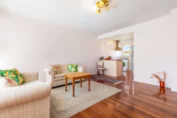2/11 Preston Avenue, Mount Albert