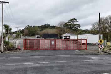 Secure industrial yard - prime highway location