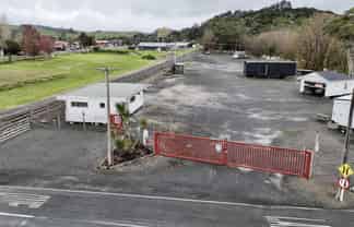 Secure industrial yard - prime highway location