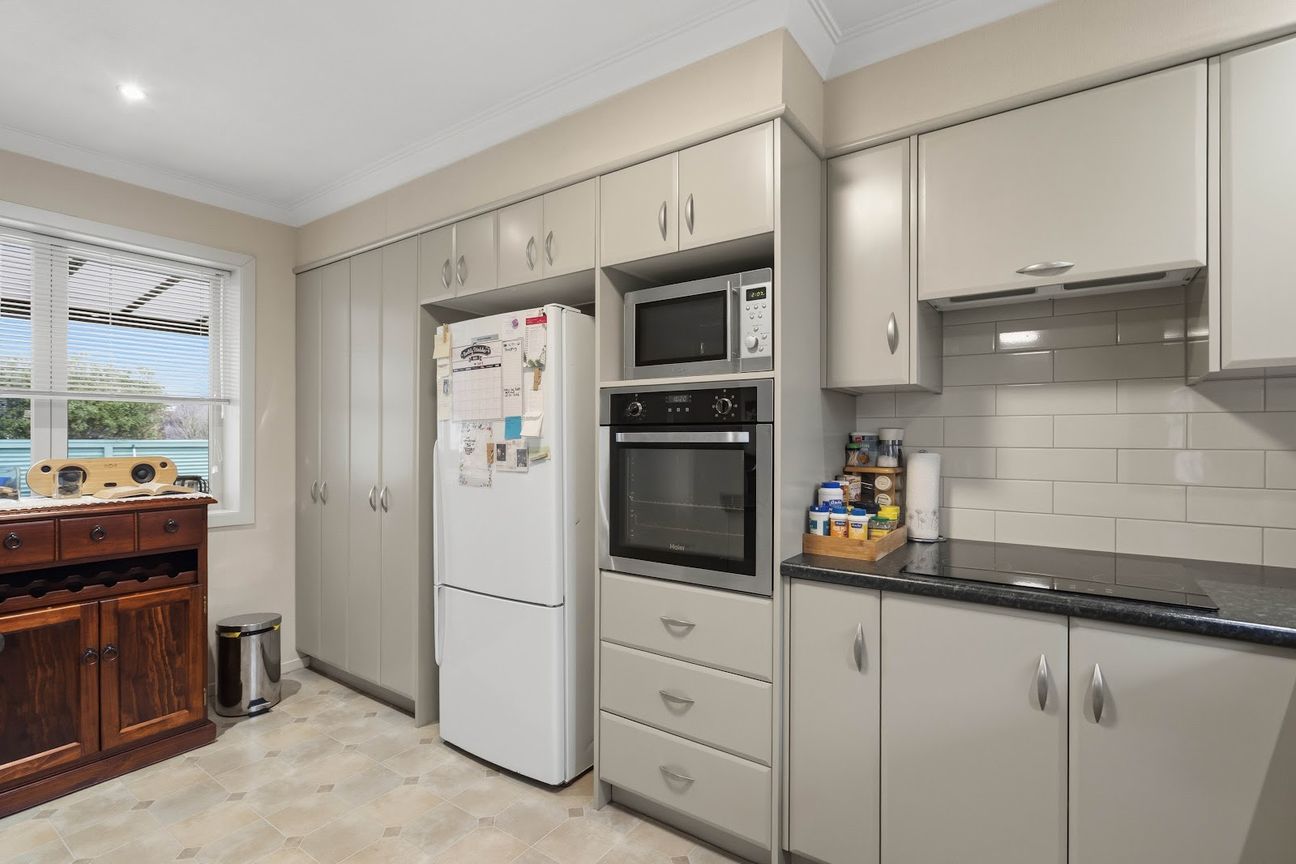 A practical, secure and spacious family home. - Więcej