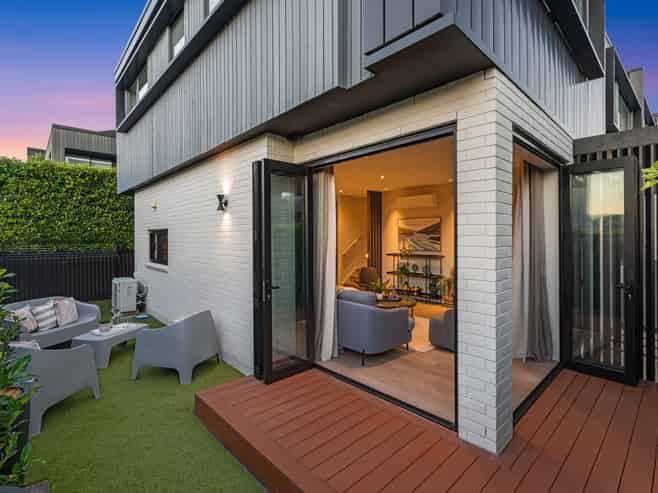 8 Ryanville Lane, St Heliers
