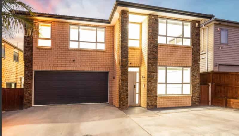 16 Hangahai Road, Flat Bush