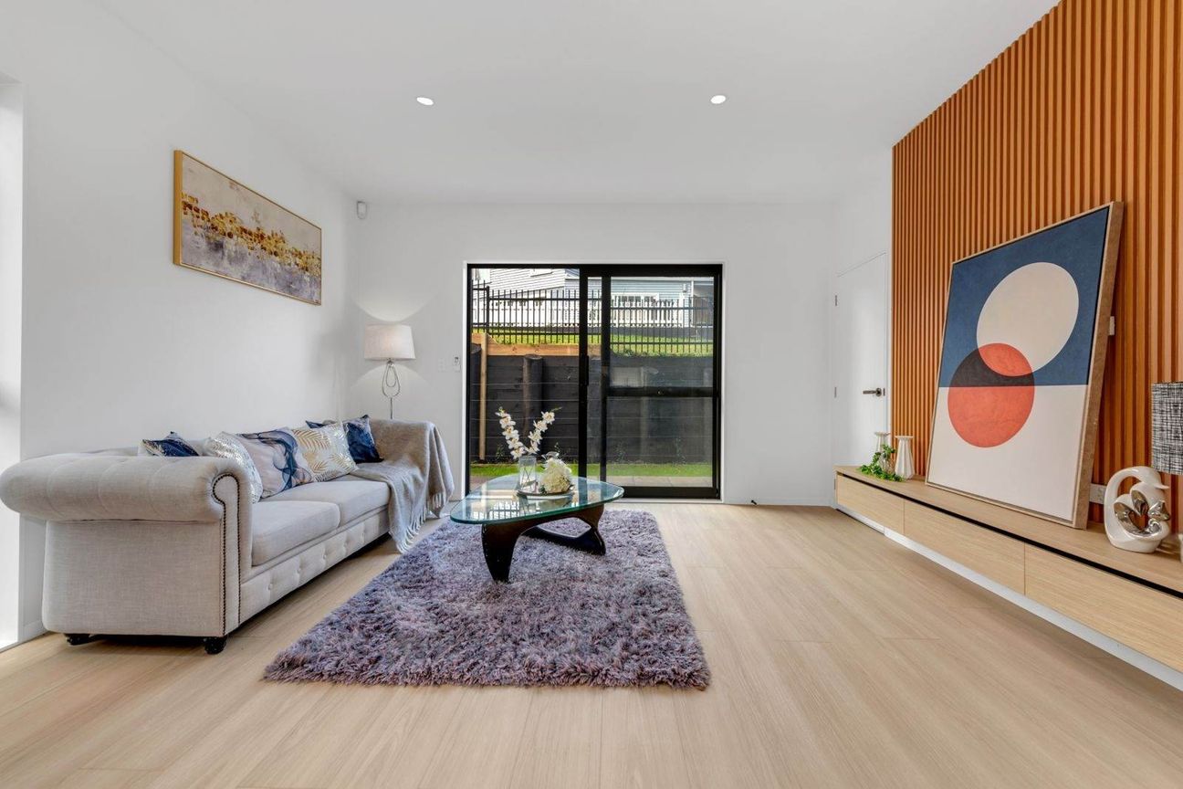 Corner Property with Big Section and Garage! - Més