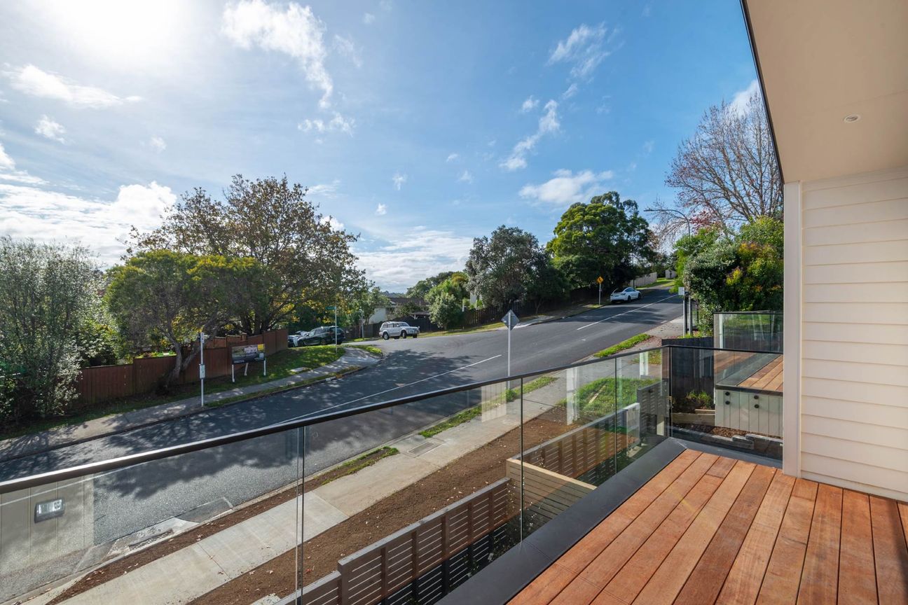 Stylish New Home in Top School Zones - Więcej