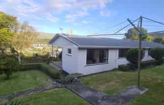 64 St Johns Terrace, Tawa