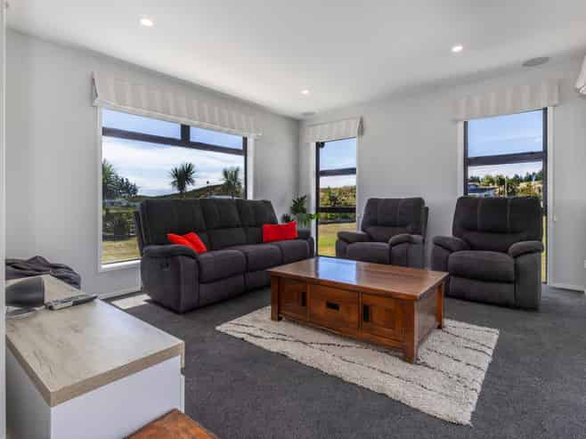 8 Kanuka Drive, Waitarere Beach