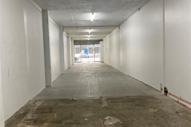 Retail with Glass Frontage - Mehr
