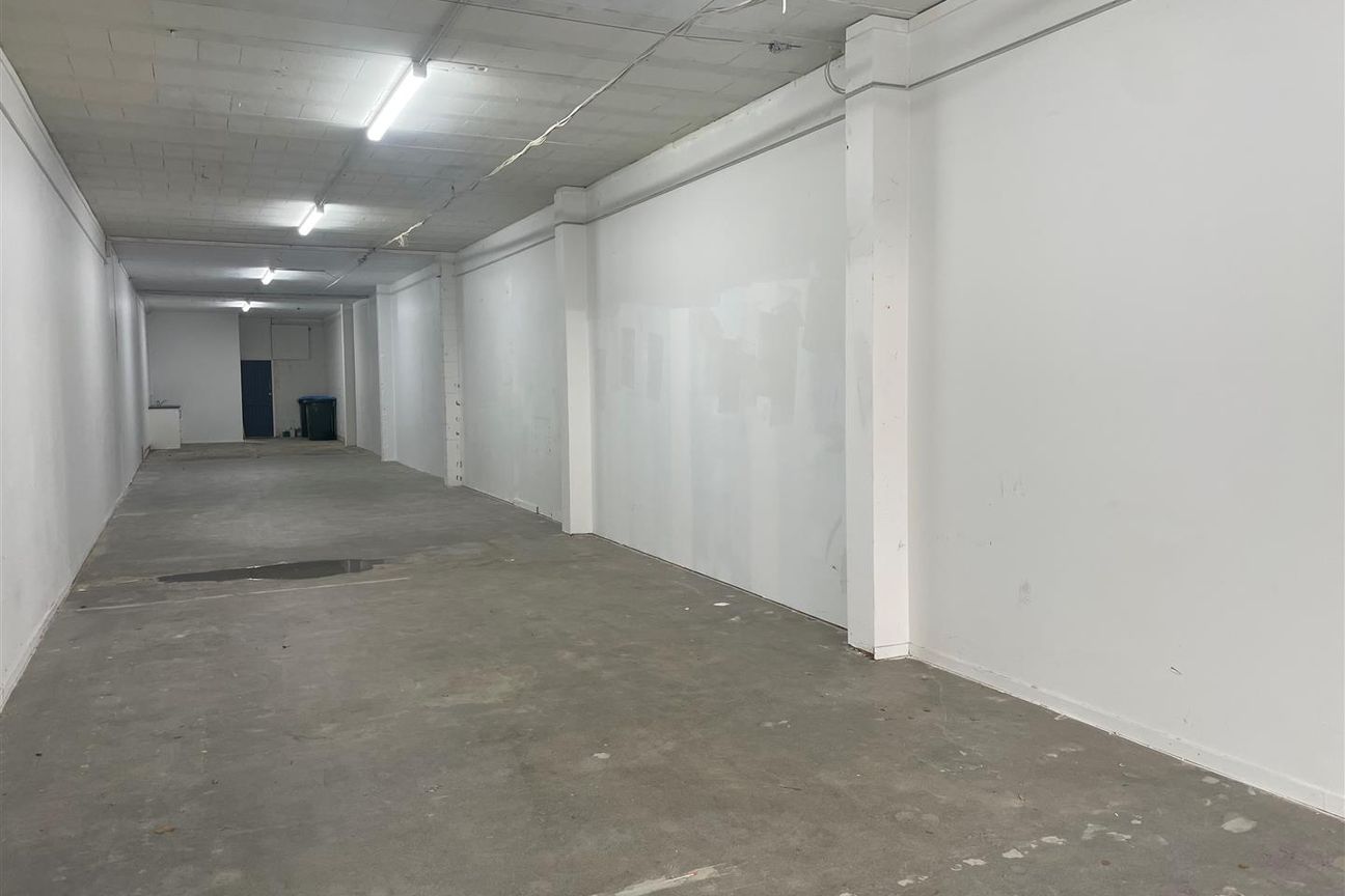 Retail with Glass Frontage - Ansicht 2