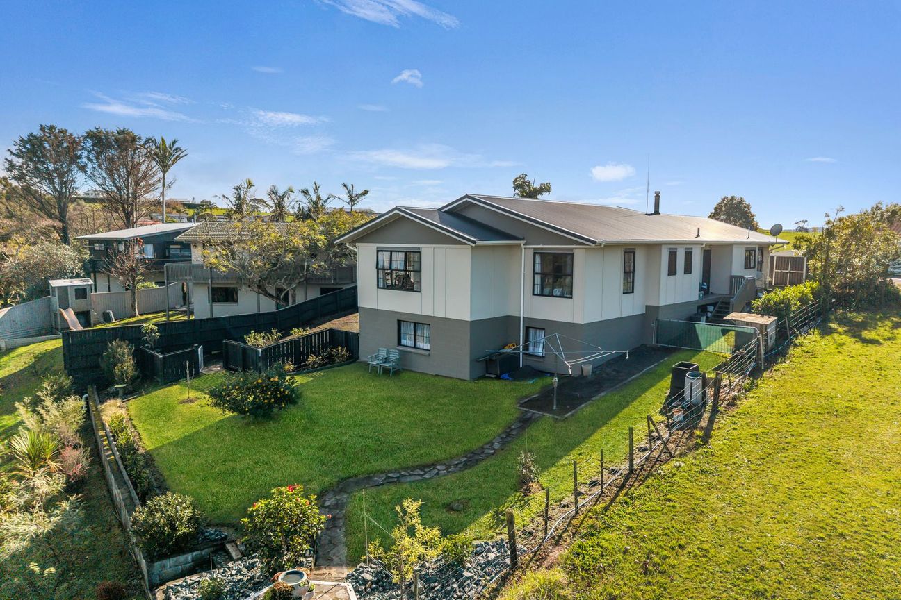Ticks the Right Boxes on Cobham Avenue - Widok 3