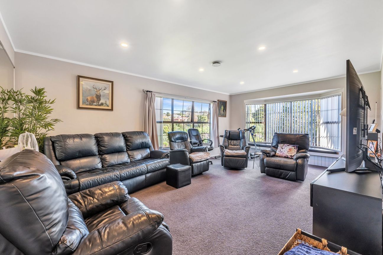 Ticks the Right Boxes on Cobham Avenue - Widok 2