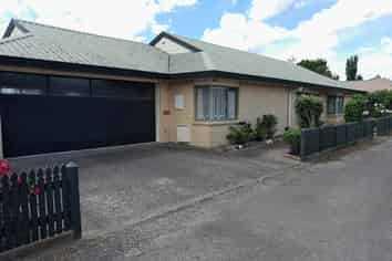 9 Edgecombe Court, Roslyn