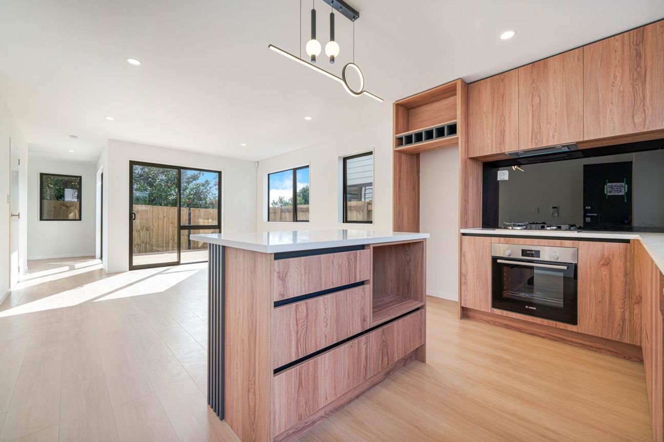 Corner Home with Garage Plus Extra Private Carpark - Ansicht 3