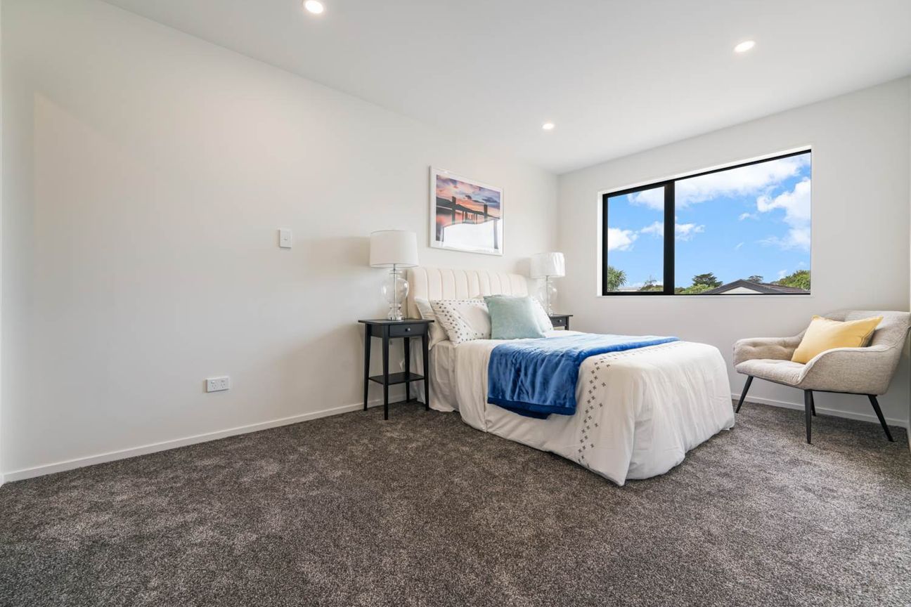 Corner Home with Garage Plus Extra Private Carpark - Mehr