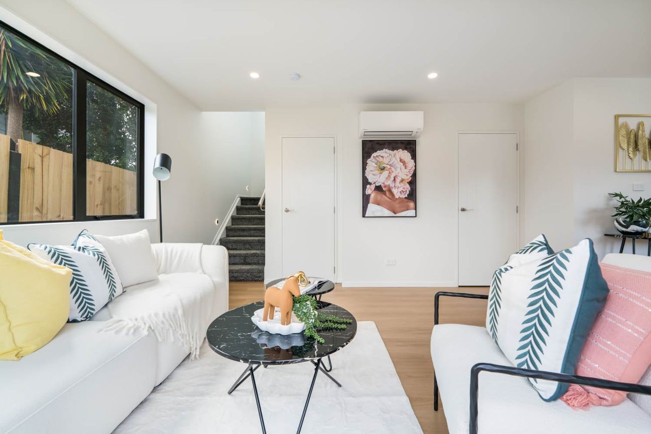 Corner Home with Garage Plus Extra Private Carpark - Ansicht 5