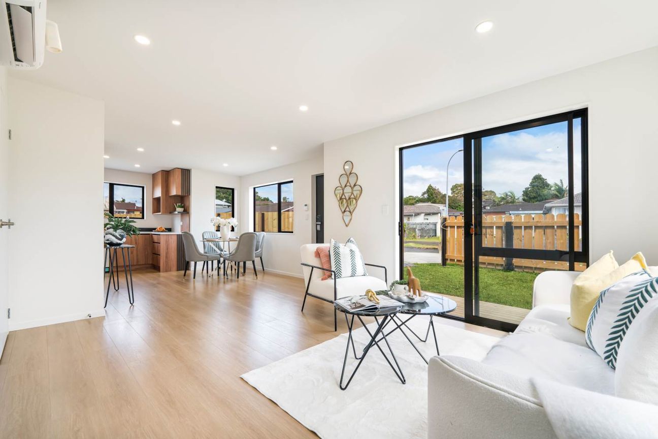 Corner Home with Garage Plus Extra Private Carpark - Ansicht 2