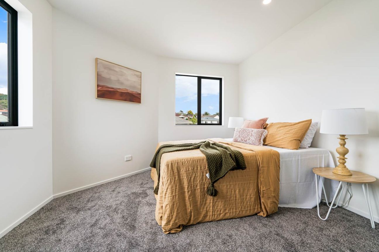 Corner Home with Garage Plus Extra Private Carpark - Ansicht 6