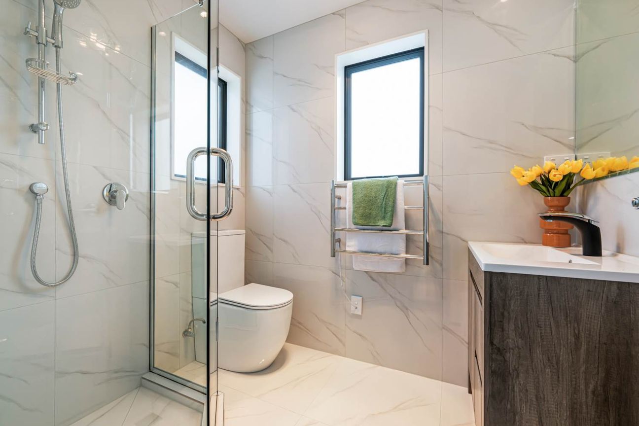 Corner Home with Garage Plus Extra Private Carpark - Ansicht 4