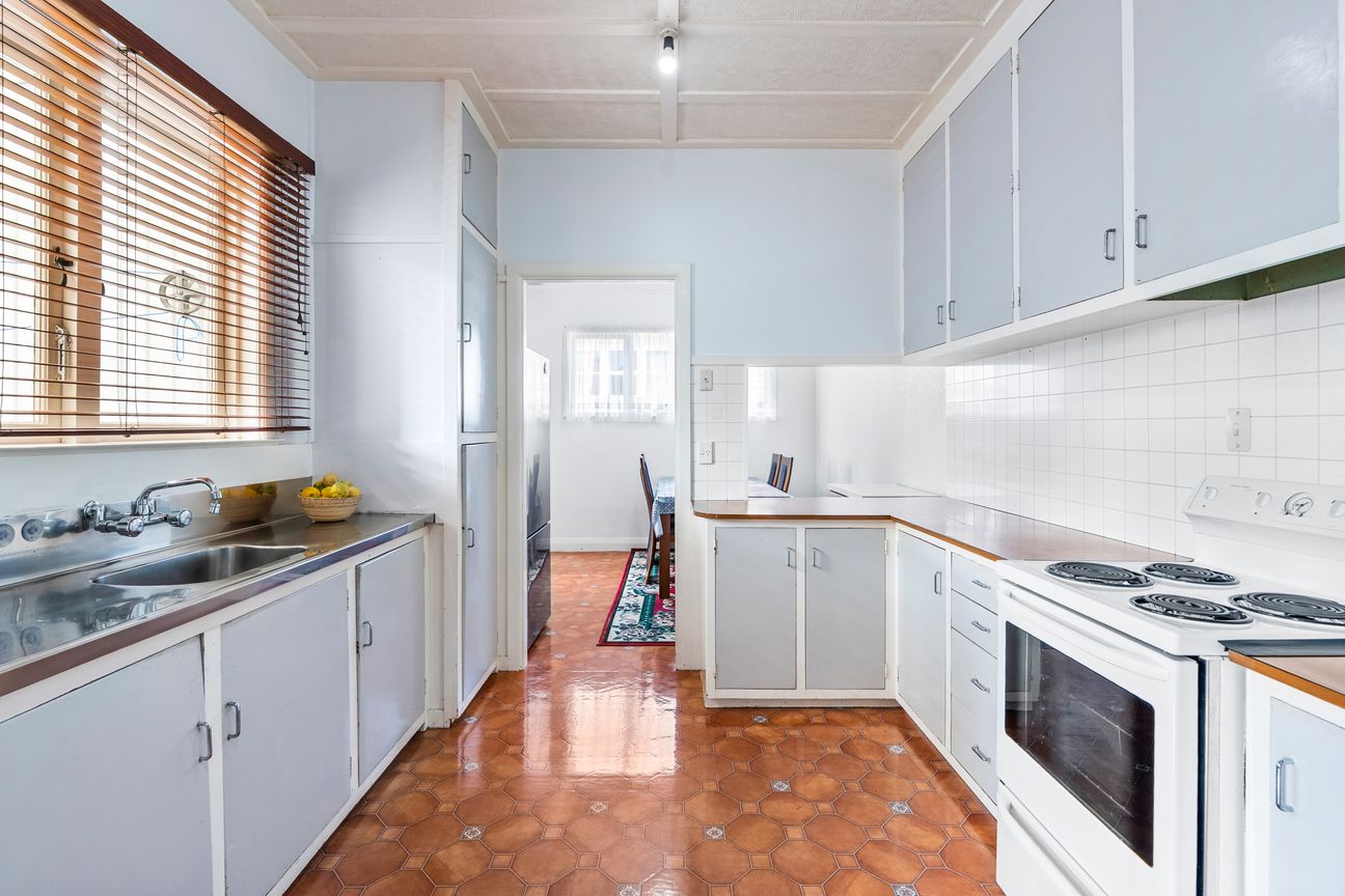 CITY-FRINGE FREEHOLD WITH POTENTIAL! - Aanzicht 5