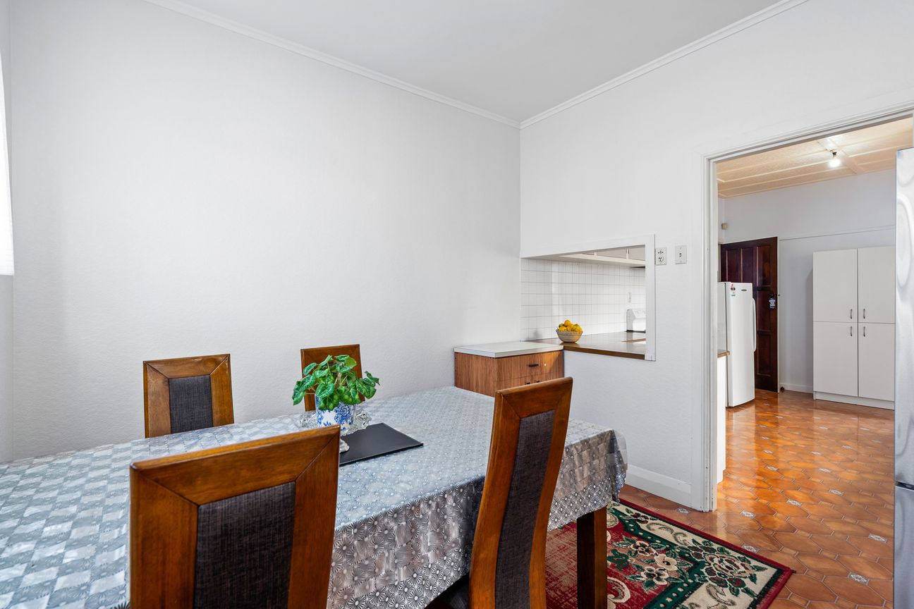 CITY-FRINGE FREEHOLD WITH POTENTIAL! - Aanzicht 6
