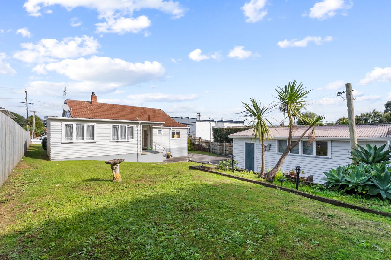 CITY-FRINGE FREEHOLD WITH POTENTIAL! - Aanzicht 3