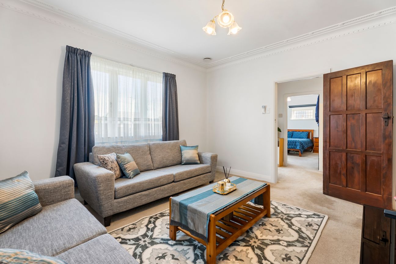 CITY-FRINGE FREEHOLD WITH POTENTIAL! - Meer